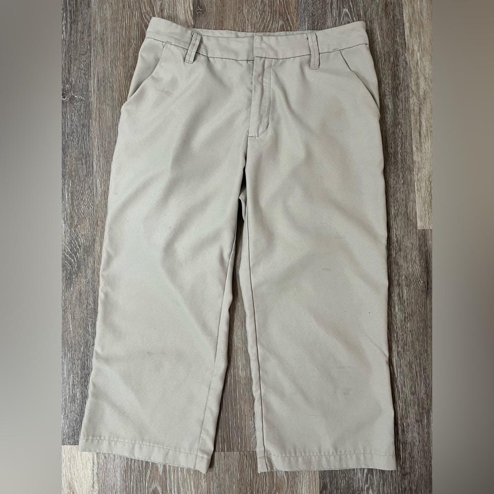 𝅺PATAGONIA khaki colored capri pants, size 4.